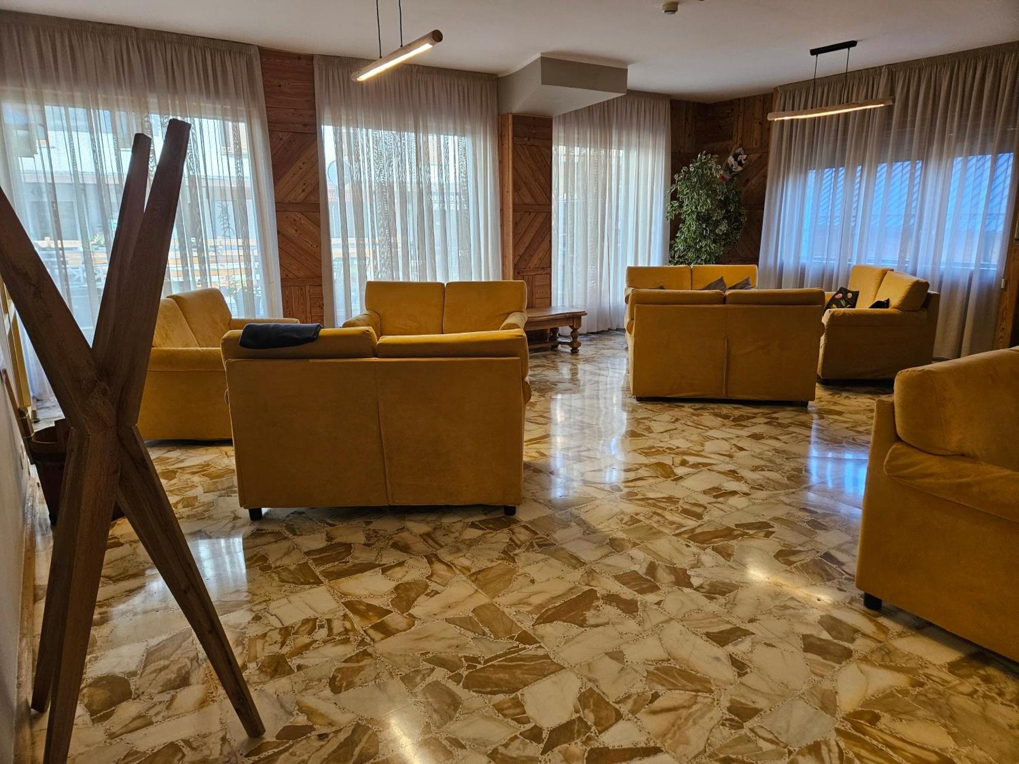 Hotel Holiday Debili Саузе-д'Ульс Экстерьер фото